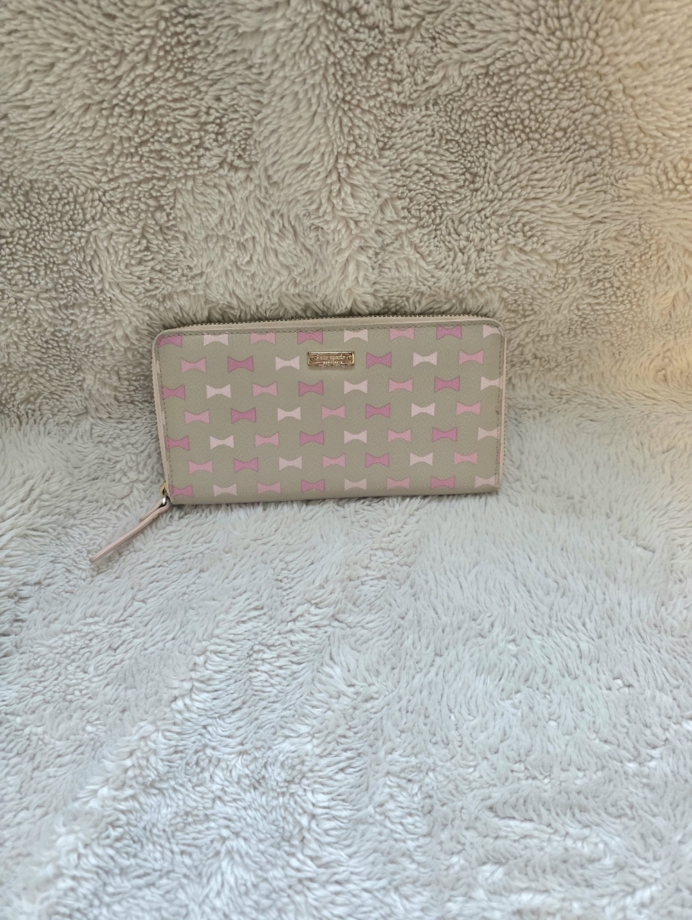 Kate Spade NY Zip Around Large Wallet In Taupe With Varying Shades Of Pink Bows